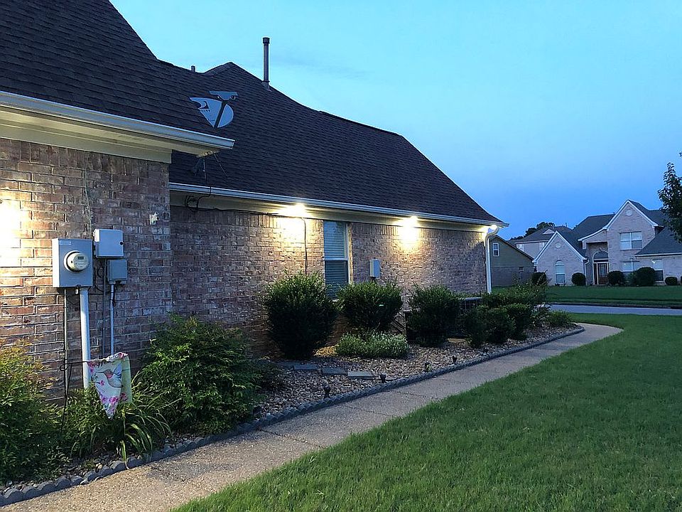 Side with soffit lighting