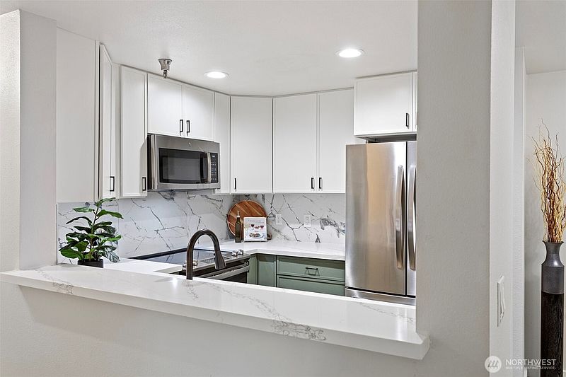 5th image of 975 Aberdeen Avenue NE #F303
