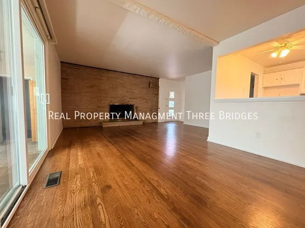 90 Canisius Ln, Florissant, MO 63031