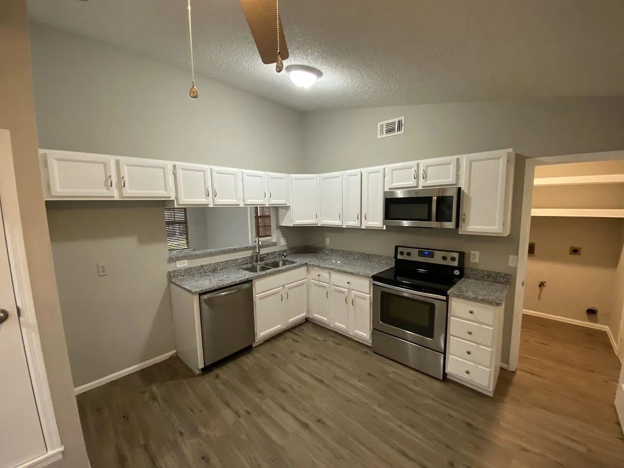3 bed, 1272 sqft, $1,950 — Photo 4