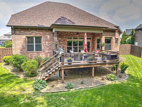 3rd image of 307 NE Branchwood Ter