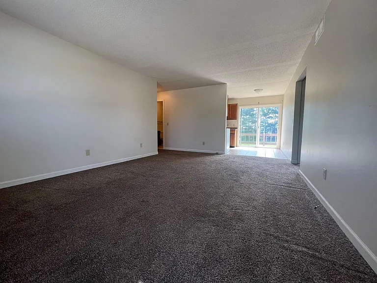415 Connor St — Photo 2