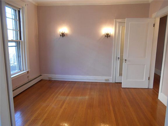 5th image of 380 Lloyd Ave Unit 4