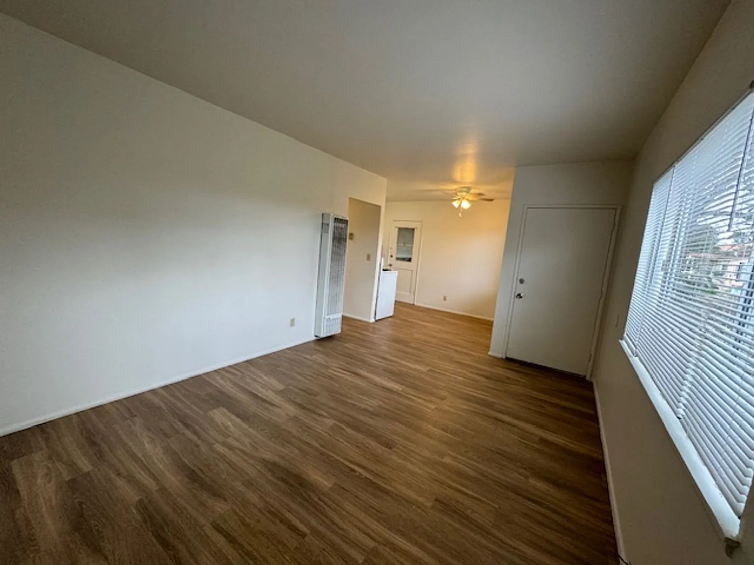R-1615E — Photo 3