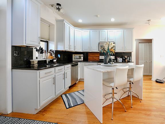 4th image of 3403 N Harding Ave #3