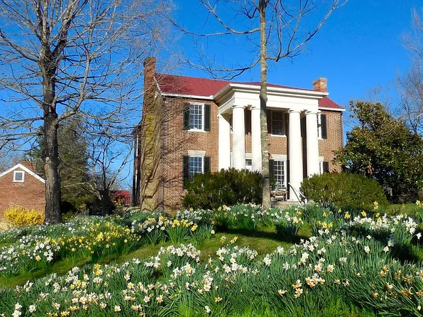 49 S River Rd, Buena Vista, VA 24416