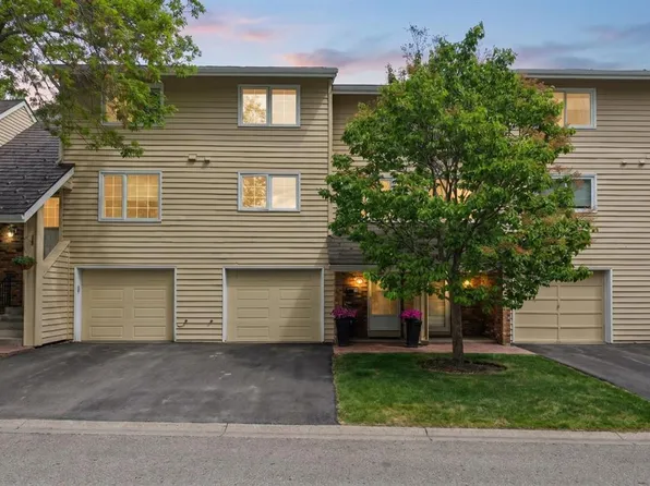 322 W Point McKay Gdns NW, Calgary, AB T3B 4V8