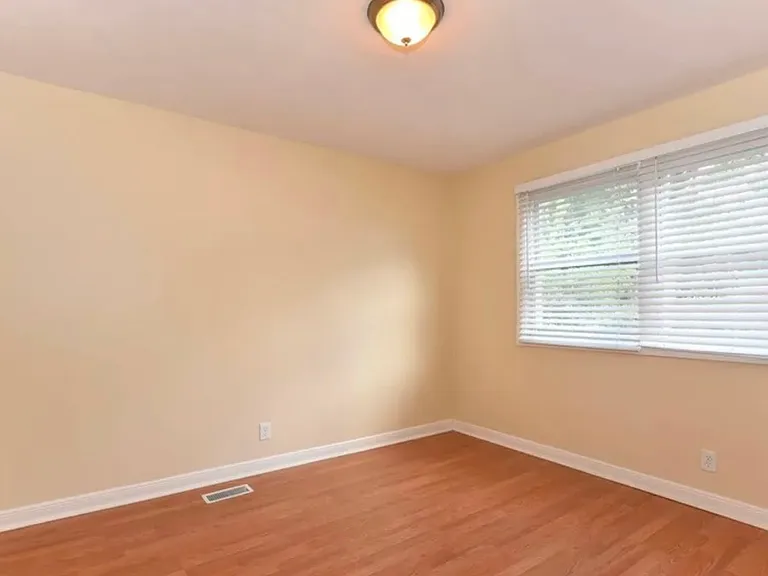 204 Valley Dr — Photo 9