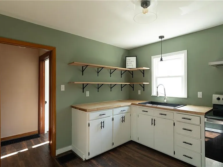 1328 Hanes Rd — Photo 3