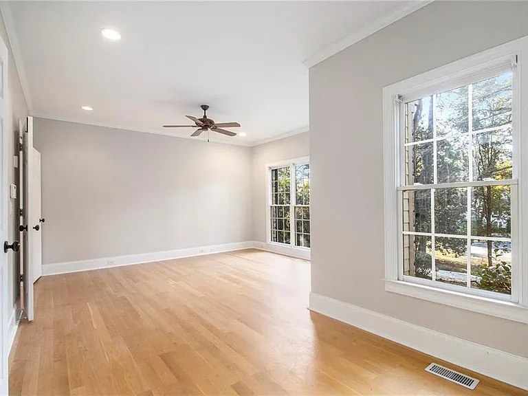960 Landmark Dr — Photo 15