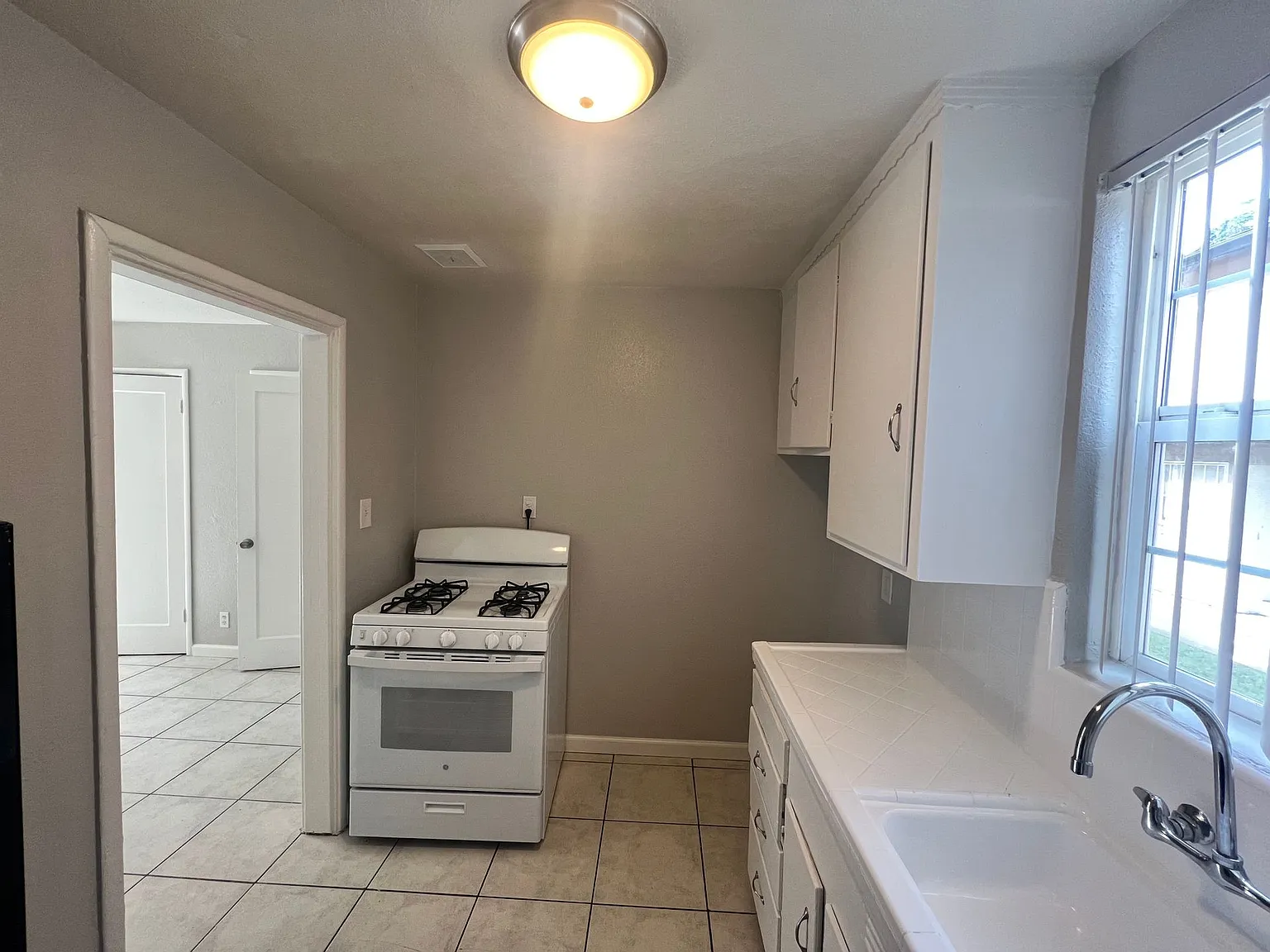 El Camina Apartments — Photo 4