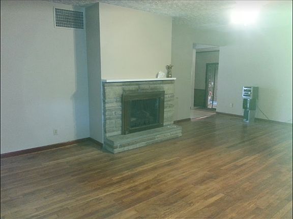 Living room toward kit/breez