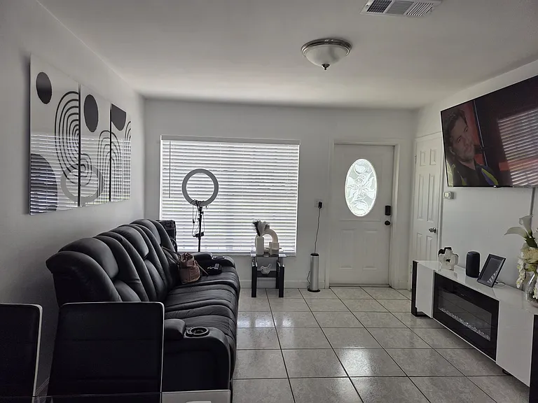 2121 W Rambla St — Photo 4