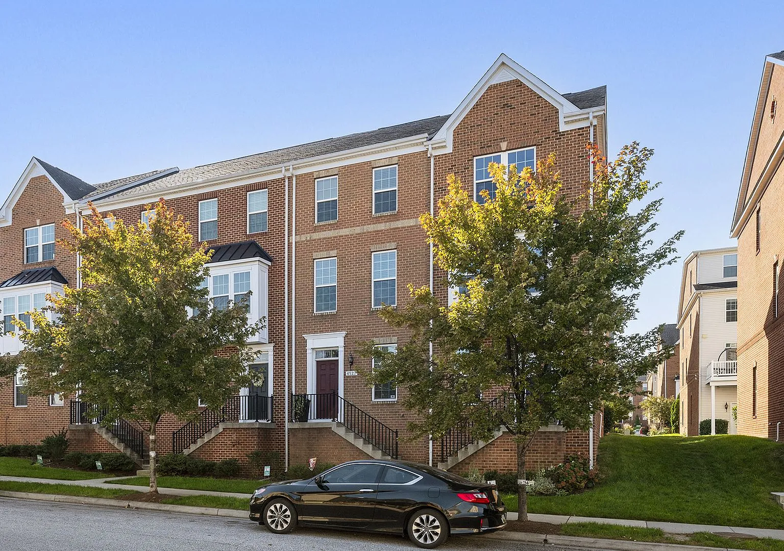 Luxury 3-Bed, 4-Bath Townhouse with Modern Amenities — Photo 2
