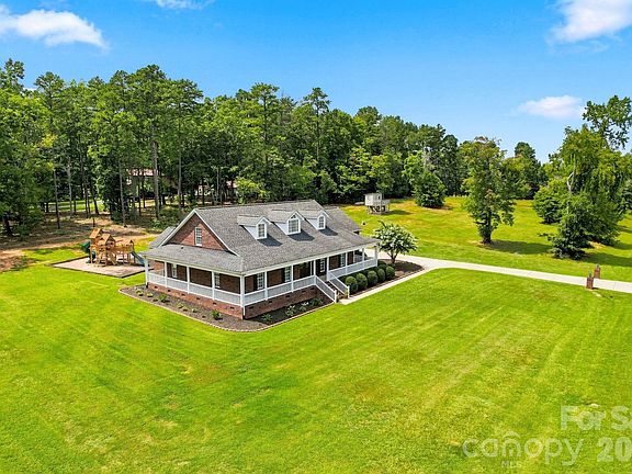 2nd image of 1134 Oakwood Dr