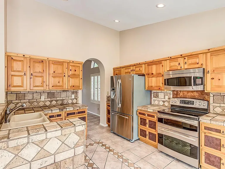 1211 E Drake Dr — Photo 18