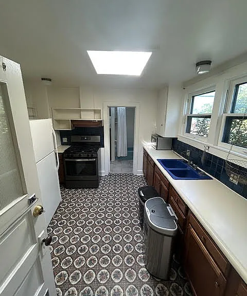 2033 Pine St — Photo 10
