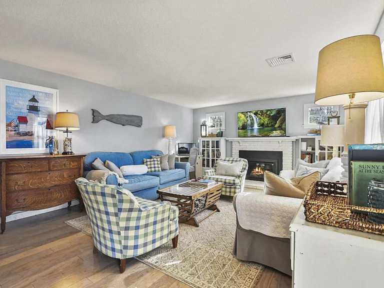 583 N Falmouth Hwy — Photo 7