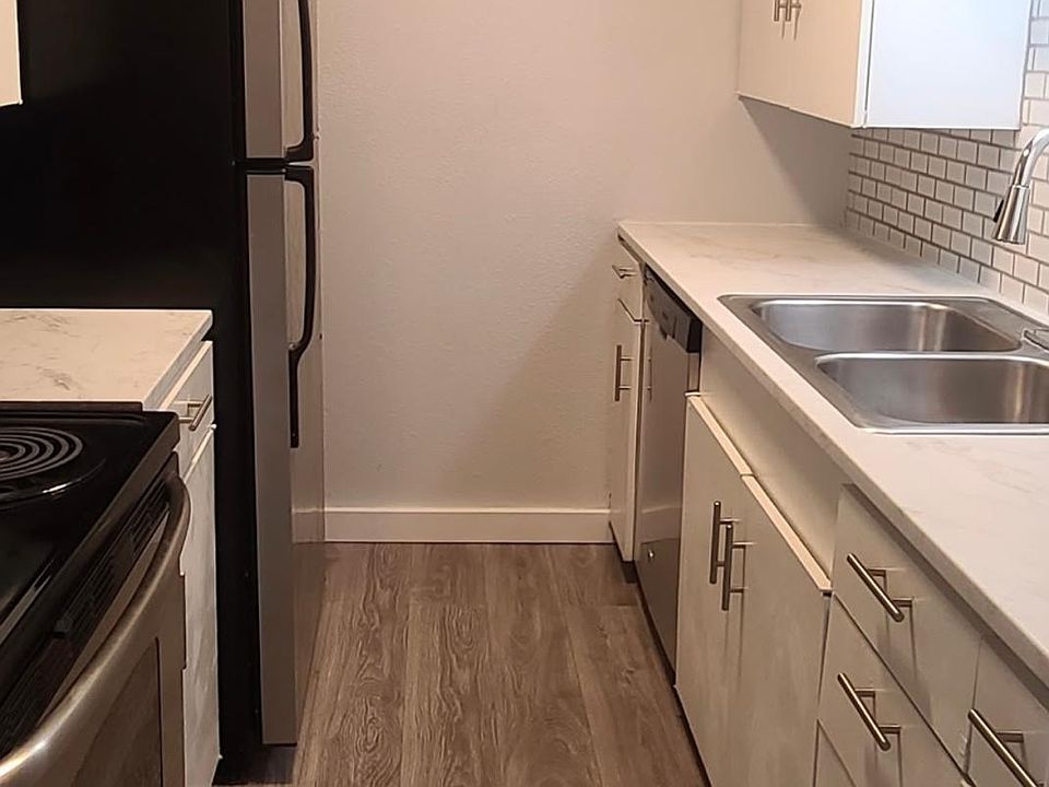 Kitchen inclues SS appliances