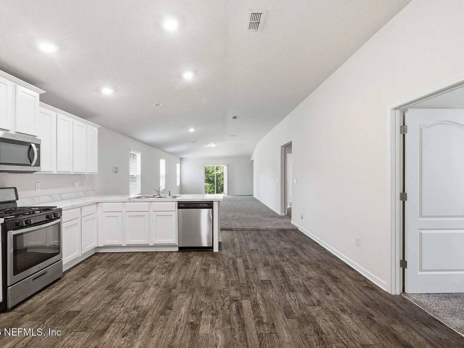 4 bed, 2.0 bath, 1919 sqft, $2,300 — Photo 4