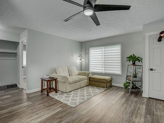 3rd image of 1067 Oakgrove Ct APT 1