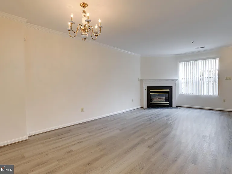 3050 S Glebe Rd — Photo 8