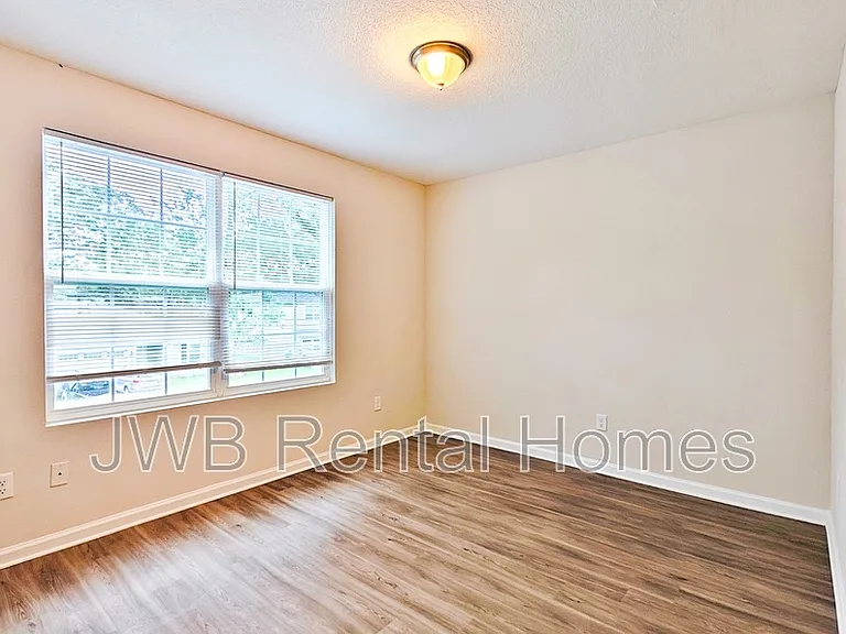 11137 Pine St — Photo 8