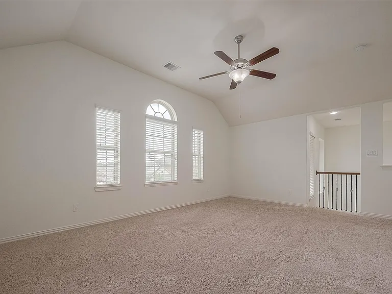 2261 Oak Circle Dr N — Photo 34