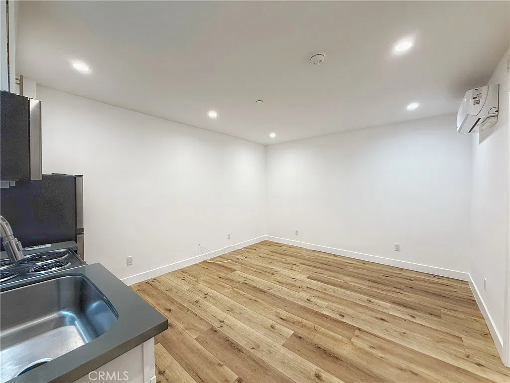 Studio, 300 sqft, $1,695 — Photo 4