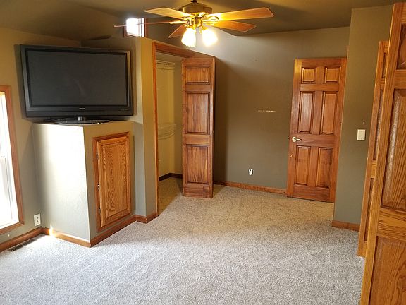 Master bedroom w/ 2 closets