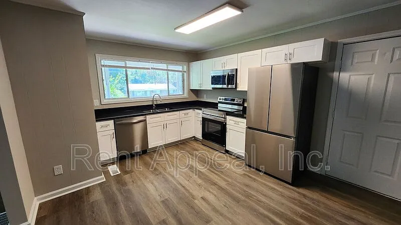 3 bed, 1.0 bath, 1644 sqft, $1,900 — Photo 2