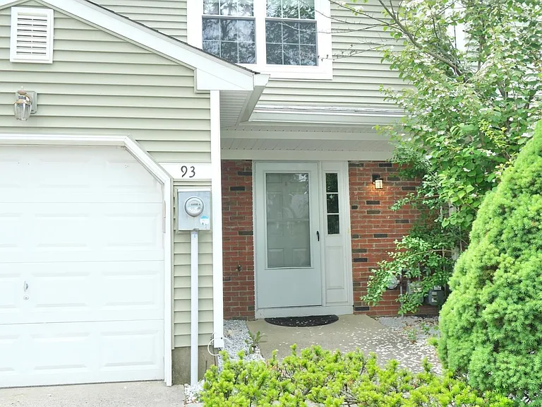 93 Oak Ln — Photo 1
