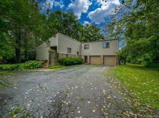 2040 W Square Lake Rd, Troy, MI 48098
