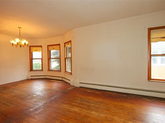 3rd image of 432 Thomas Ave