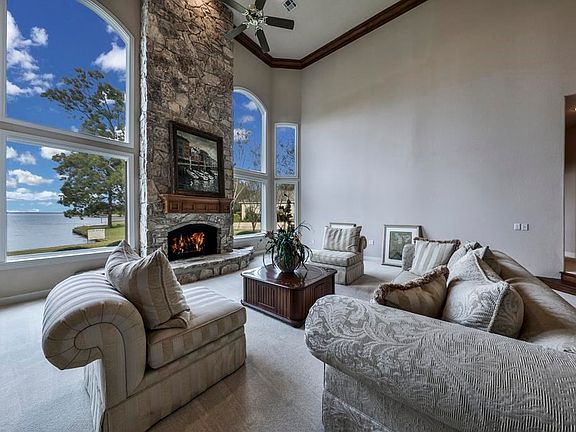 Amazing layout that is perfect for entertaining!