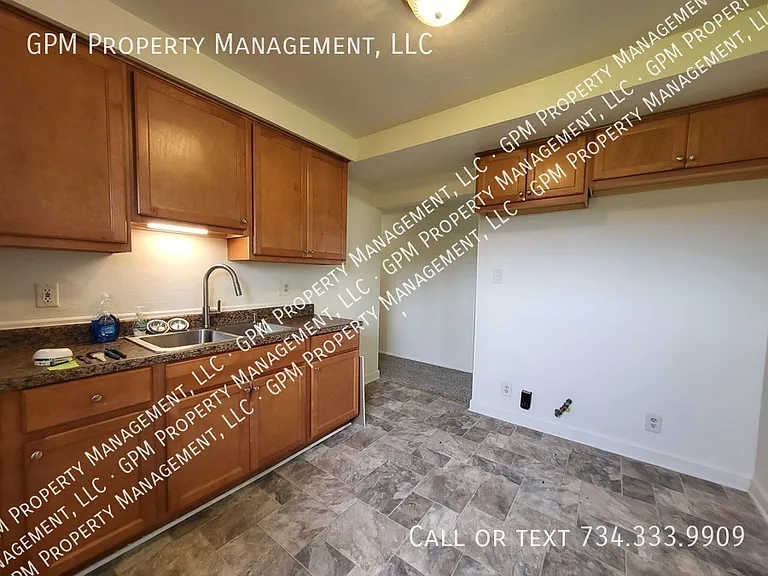 2036 Alberta St — Photo 10