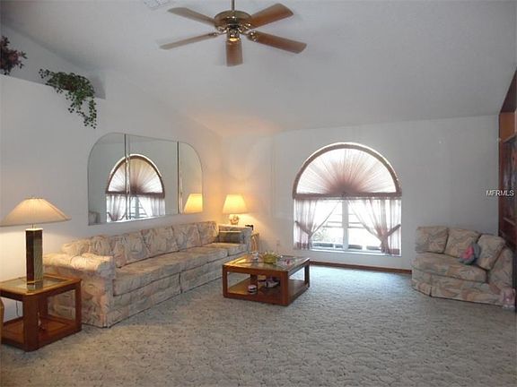 Spacious Living Room w/soaring ceilings