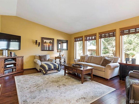 3rd image of 1057 NE Pennington Loop