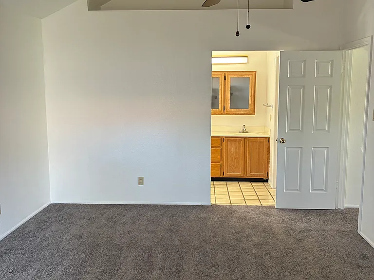 1425 N San Joaquin Dr — Photo 8