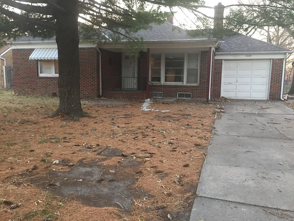 Front / 1 Car garage