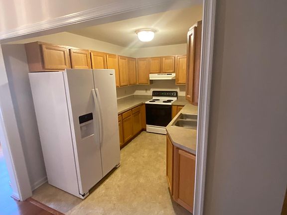 5th image of 163 Lexington Ct #163