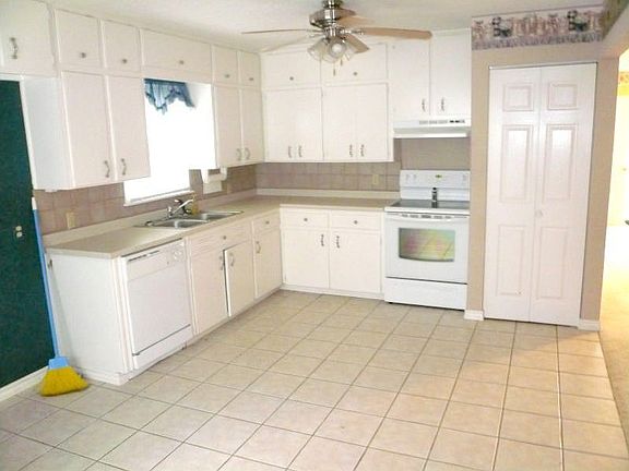 4th image of 2208 NW 18th St