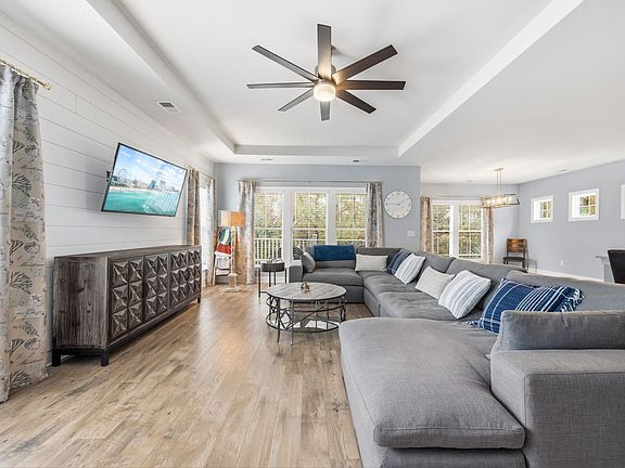 2nd image of 201 Splendor Circle