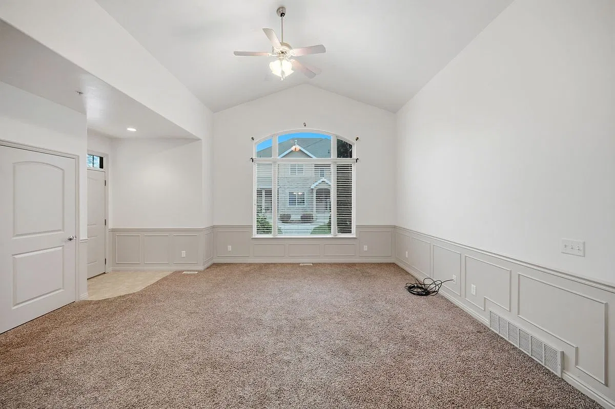 3 bed, 4.0 bath, 2450 sqft, $2,500 — Photo 2