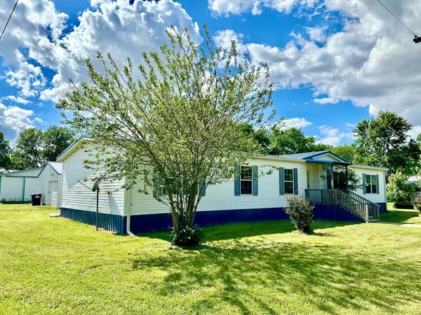 105 N Walnut St NE, Clay City, IL 62824