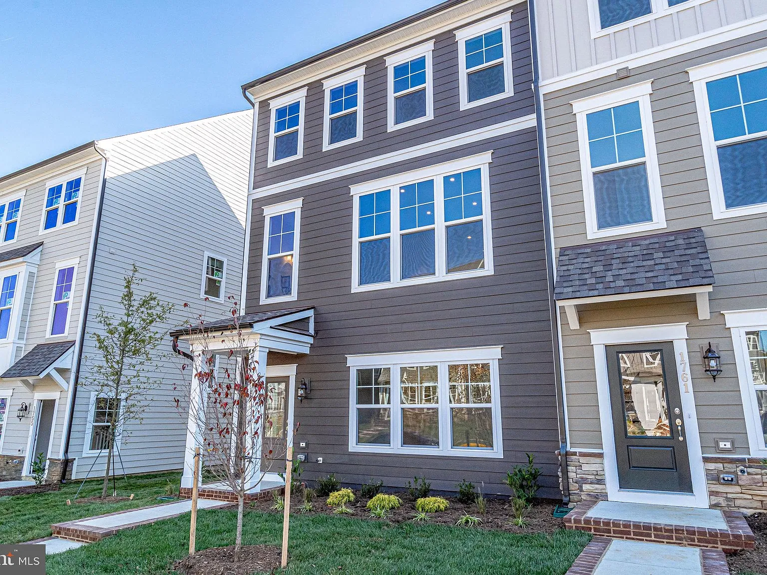 4 bed, 3.5 bath, 2400 sqft, $3,350 — Photo 3
