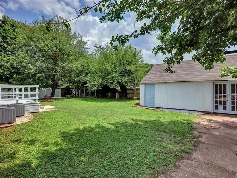 2608 Grant St — Photo 16