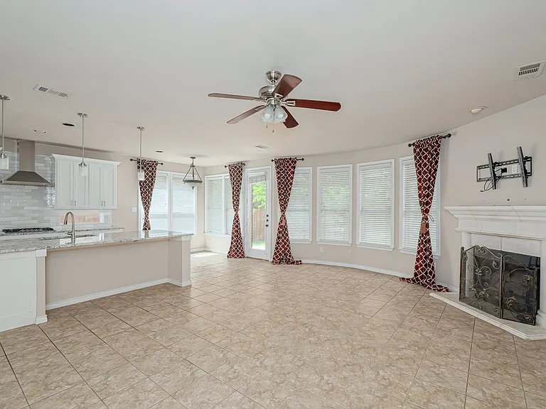 11152 Seguin Dr — Photo 6