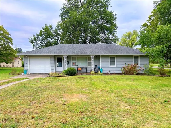 727 W Locust St, Mound City, KS 66056