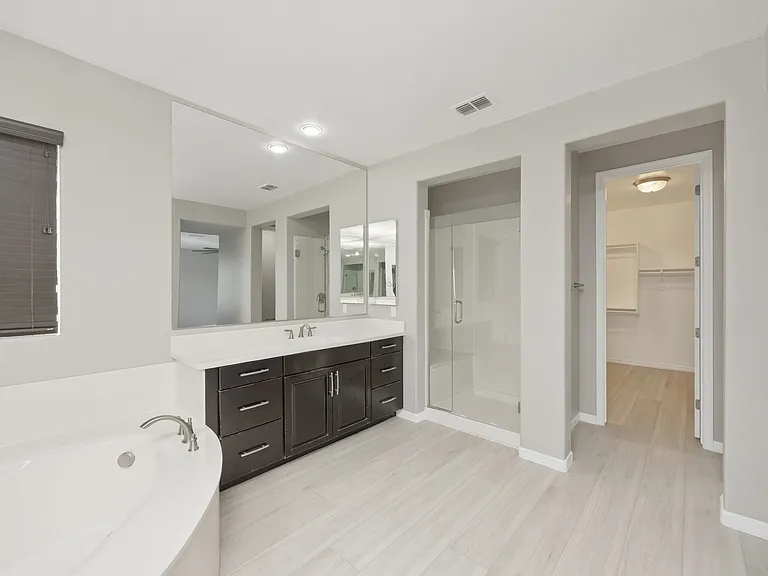 1039 E Boston St — Photo 30